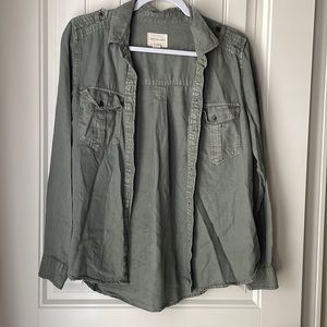 American Eagle arm green button up